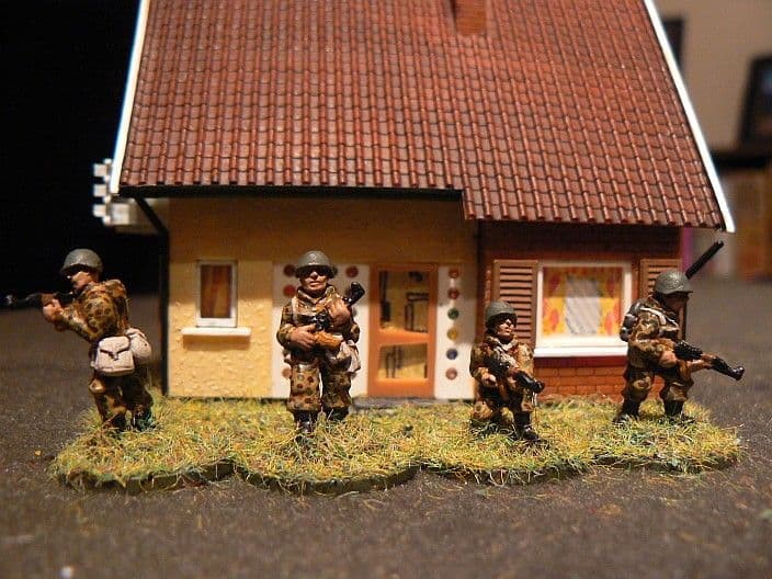 M-SM2 20mm Modern Russian Motor Rifles Infantry with AK47 Old