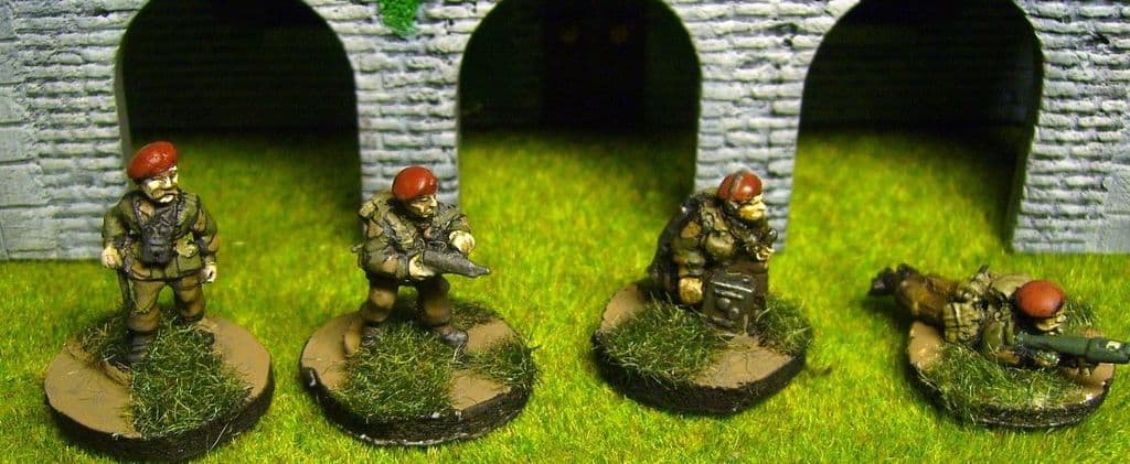 W-BP2 20mm WWII British Para Command in Berets Old