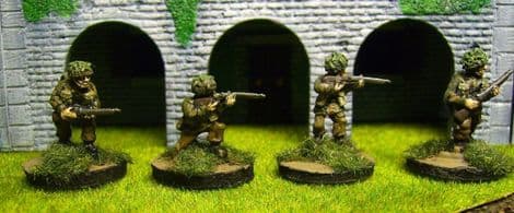W-BP3 20mm WWII British Paras with Rifles in Steel Helmets Old