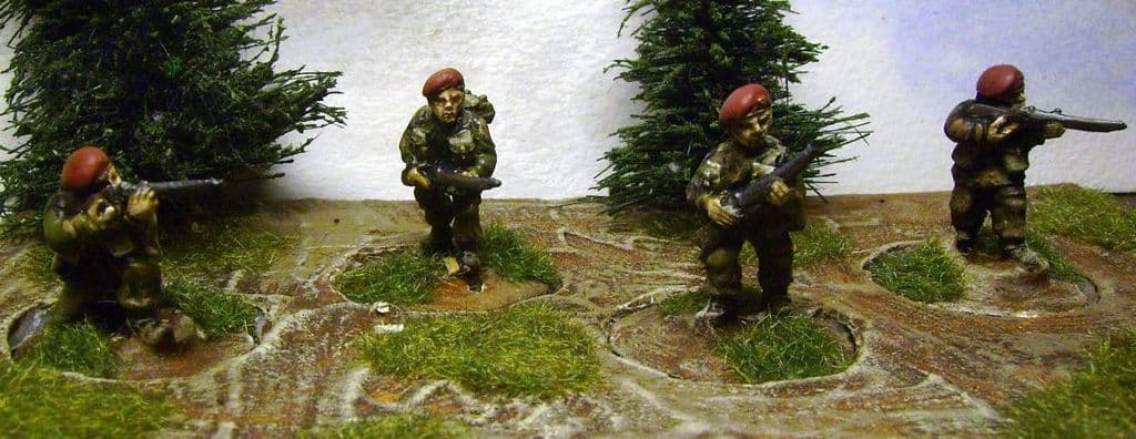 W-BP4 20mm WWII British Paras with Rifles in Berets Old