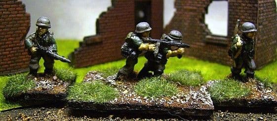 W-G10 20mm WWII German MG42 LMG Teams Moving Old