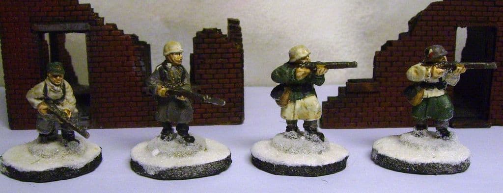 W-G5 20mm WWII German Riflemen in Winter Kit Old
