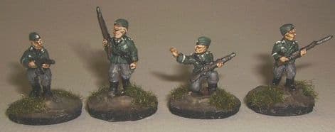 W-G6 20mm WWII German Infantry with Rifles & SMG in Side Cap Old