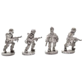 W-G8 20mm WWII German Infantry with MP40 in Winter Kit
