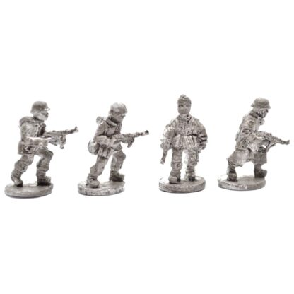 W-G8 20mm WWII German Infantry with MP40 in Winter Kit