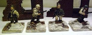 W-G8 20mm WWII German Infantry with MP40 in Winter Kit Old
