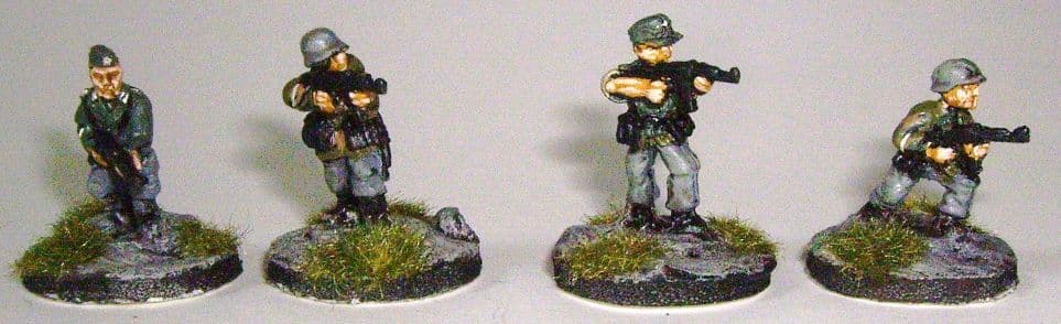 W-G9 20mm WWII German Infantry with StG44 Assault Rifle Old